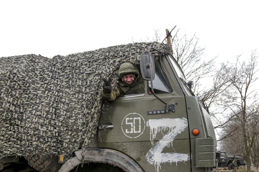Τι συμβολίζει το «Z» – Αρχικά ήταν γραμμένο σε στρατιωτικά οχήματα, πλέον τυπώνεται και σε μπλουζάκια