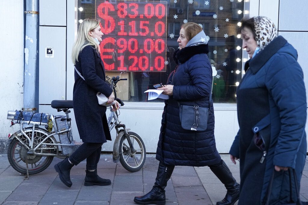 Fitch και Moody’s υποβάθμισαν την πιστοληπτική ικανότητα της Ρωσίας – Σε εξαιρετικά χαμηλά επίπεδα το ρούβλι