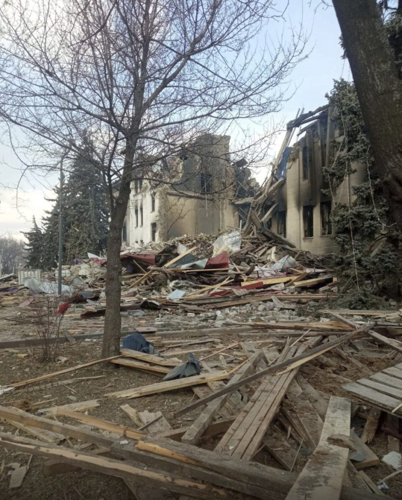 Ουκρανία: Συνεχίζονται οι βομβαρδισμοί στην Μαριούπολη – Η Ιταλία προτίθεται να ξαναχτίσει το θέατρο
