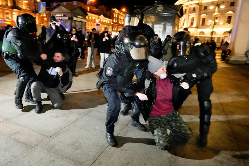 Ρωσία: Πάνω από 1.000 οι συλλήψεις διαδηλωτών σήμερα, κατά της εισβολής στην Ουκρανία