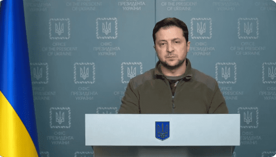 Νέο βίντεο του Ζελένσκι μέσα από το γραφείο του: «Είμαι στο Κίεβο, δεν κρύβομαι και δεν φοβάμαι κανέναν»