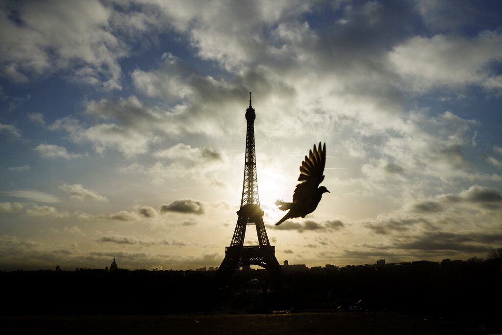 Παρίσι: Κατά έξι μέτρα «ψήλωσε» σήμερα ο πύργος του Άιφελ (Video)