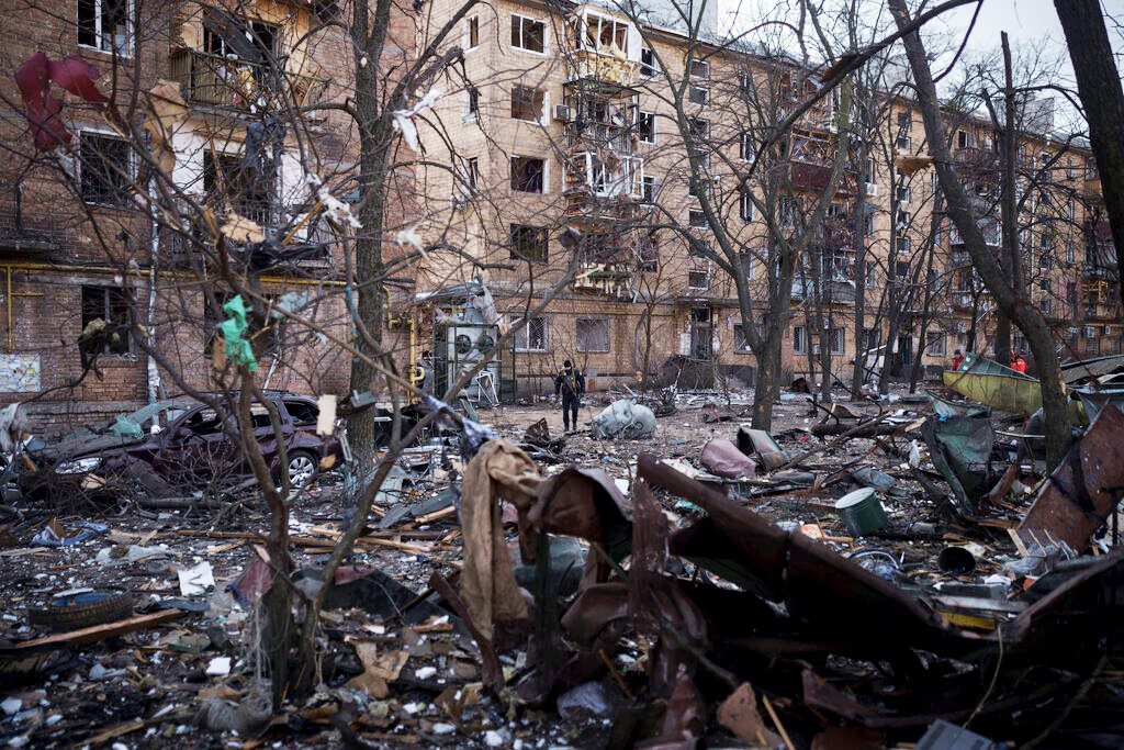 Ουκρανία: Συνεχείς βομβαρδισμοί σε Κίεβο, Λβιβ, Χάρκοβο – Χτύπησαν πολυκατοικία και εργοστάσιο αεροσκαφών – Αύξηση των νεκρών αμάχων