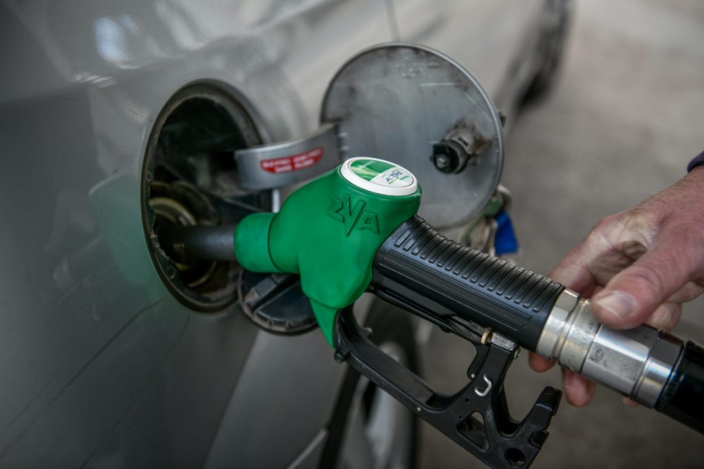 Καλπάζουν οι τιμές της βενζίνης στην Ελλάδα του Μητσοτάκη – Φόβοι ότι θα φτάσει στα 3 ευρώ το λίτρο