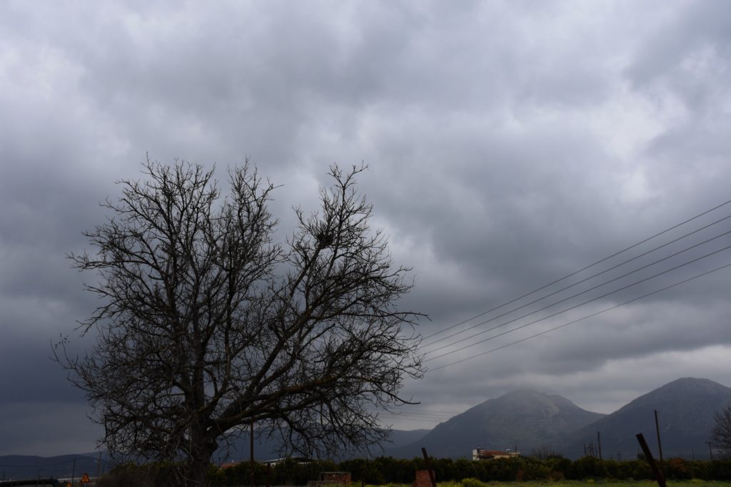 Καιρός: Συννεφιά, τοπικές βροχές και αφρικανική σκόνη τη Μ. Παρασκευή