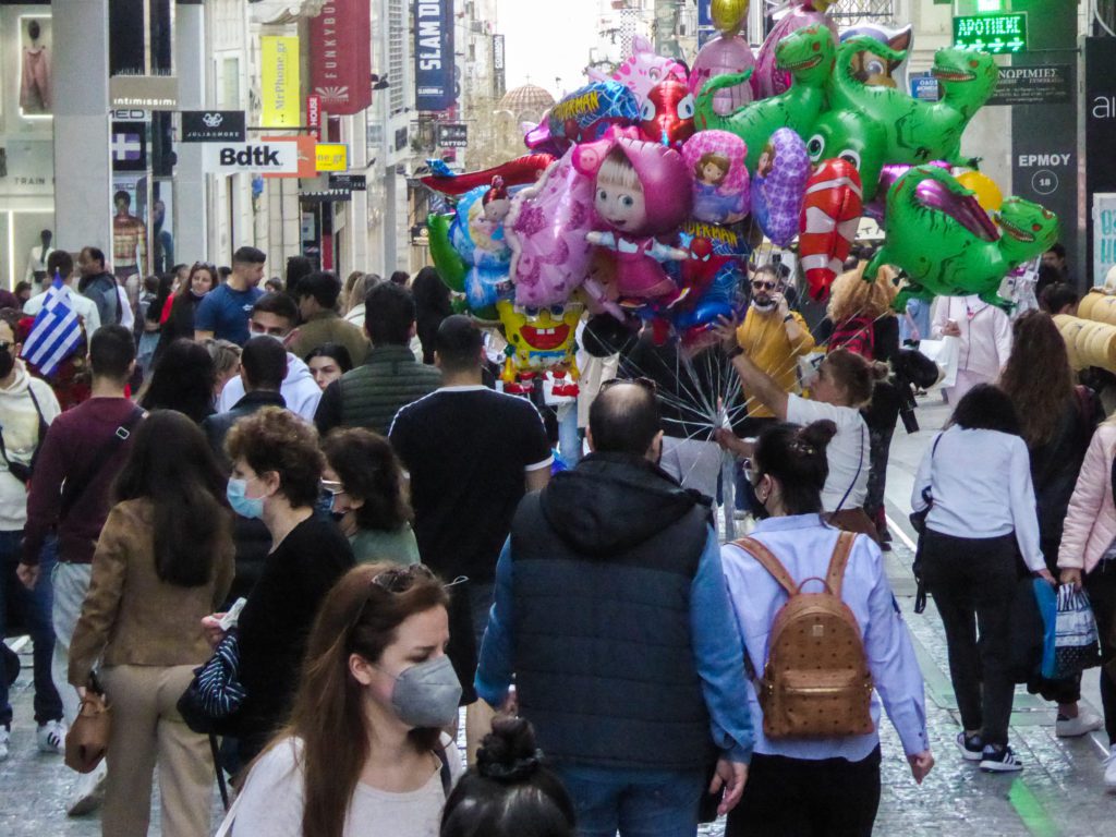 Ενώ η κυβέρνηση ετοιμάζεται για ένα «ανέμελο» καλοκαίρι: 64 νεκροί, 15.690 κρούσματα κορονοϊού, 356 διασωληνωμένοι