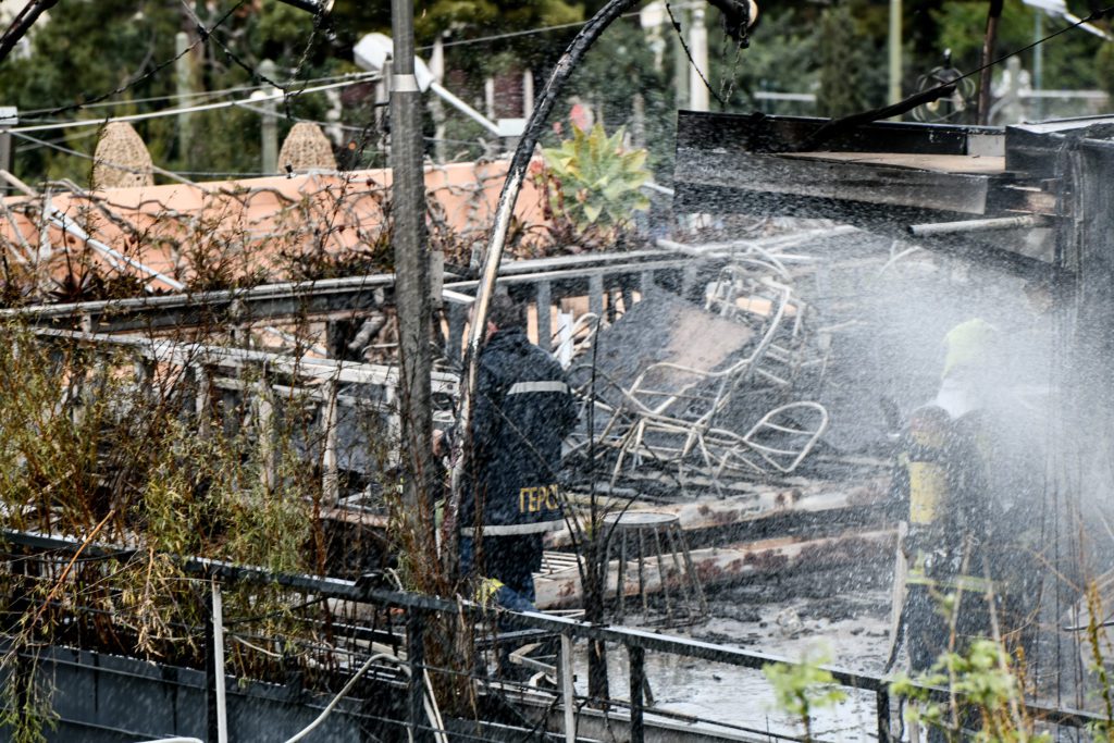 Μεγάλη φωτιά σε εστιατόριο κοντά στο Καλλιμάρμαρο (Photos)