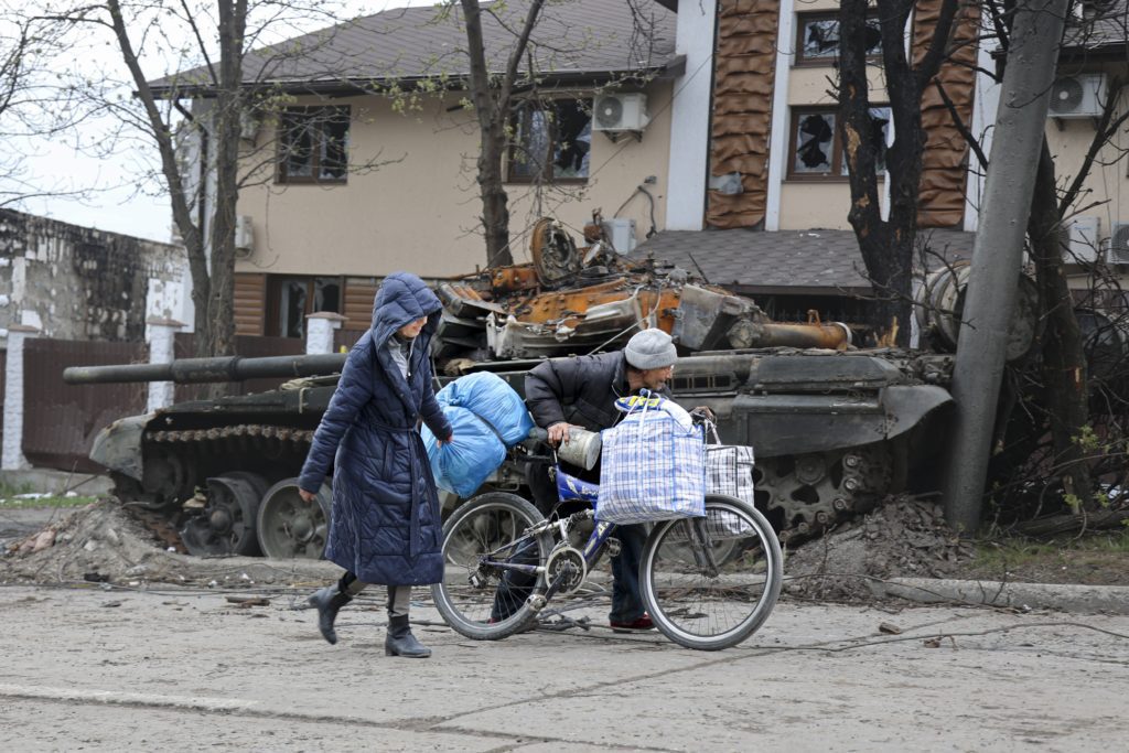 Ουκρανία: Αγώνας δρόμου για να απομακρυνθούν 6.000 γυναικόπαιδα και ηλικιωμένοι από την πολιορκημένη Μαριούπολη
