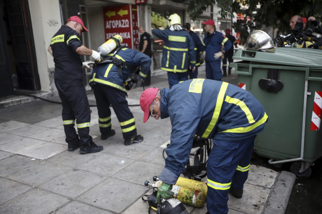 Φωτιά στο Βιοτεχνικό Επιμελητήριο Θεσσαλονίκης – Στο νοσοκομείο δύο άτομα, 44 απεγκλωβισμοί (Video)