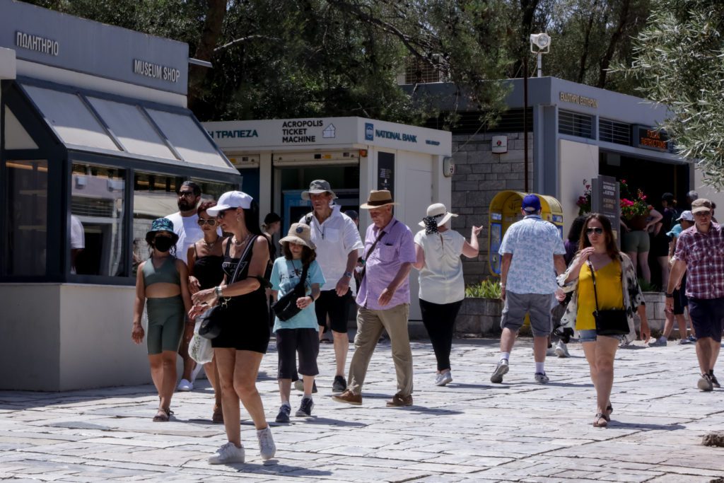 Σταθερά ψηλά τα κρούσματα του κορονοϊού: 7.682 νέα, 12 νεκροί, 97 διασωληνωμένοι