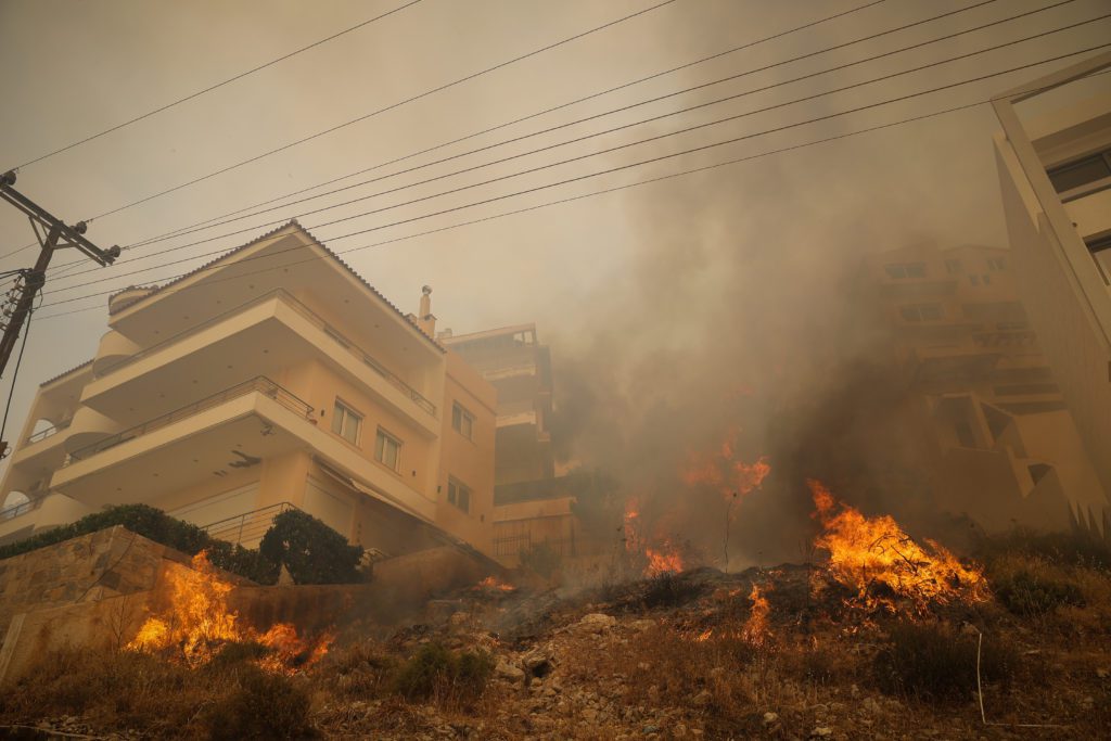 Διακοπές κυκλοφορίας οχημάτων λόγω τη πυρκαγιάς στην Άνω Βούλα