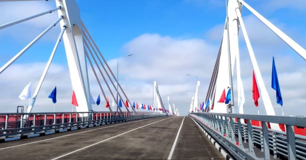 Εγκαινιάστηκε η πρώτη οδική γέφυρα που συνδέει Ρωσία – Κίνα