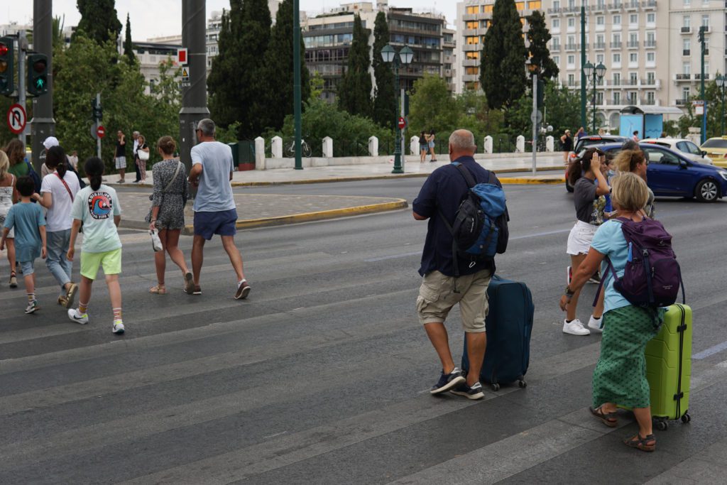 Παραμένουν στα ύψη τα κρούσματα κορονοϊού – 22 θάνατοι, 101 διασωληνωμένοι