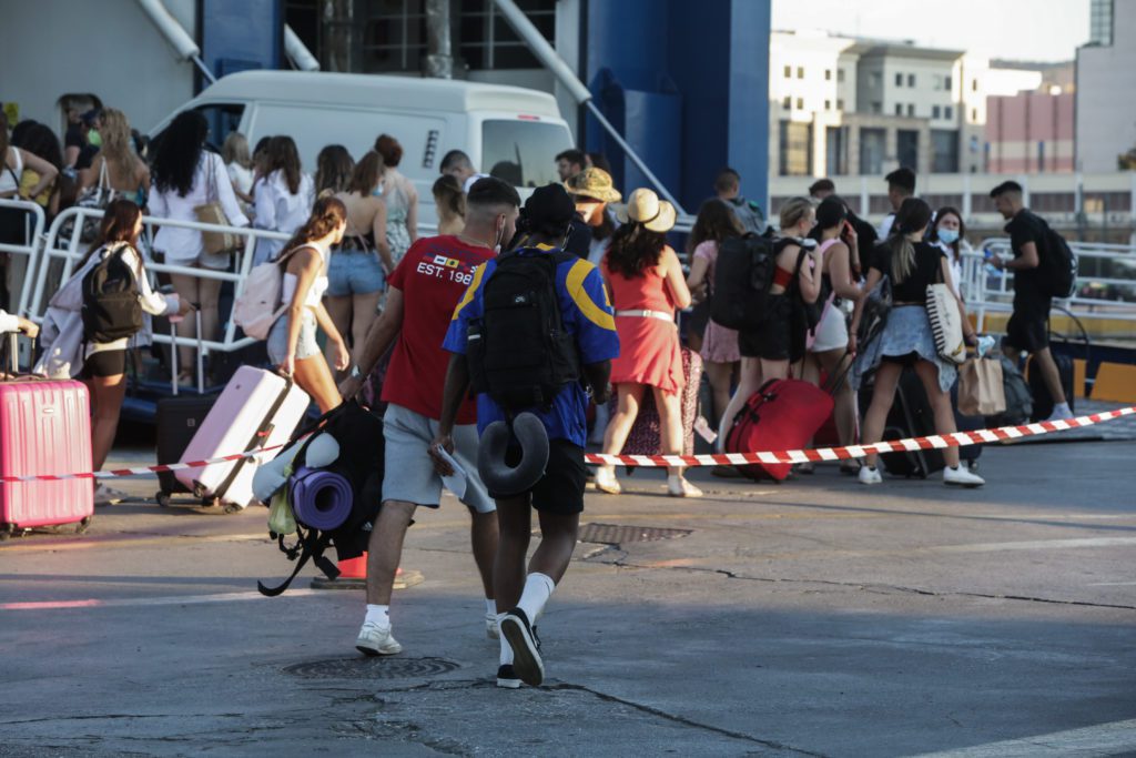 Συνεχίζεται η έξοδος των αδειούχων του καλοκαιριού – Γεμάτα αναχωρούν τα πλοία από το λιμάνι του Πειραιά