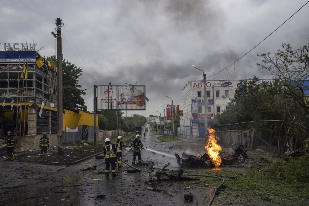 Ουκρανία: Σφοδροί ρωσικοί βομβαρδισμοί σε Ντονέτσκ και Χάρκοβο – 18 οι νεκροί από το χτύπημα σε πολυκατοικία στο Τσάσιβ Γιαρ