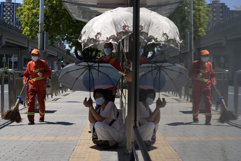 Σε κόκκινο συναγερμό η Κίνα λόγω καύσωνα – Εκατομμύρια Κινέζοι καλούνται να παραμείνουν στα σπίτια τους