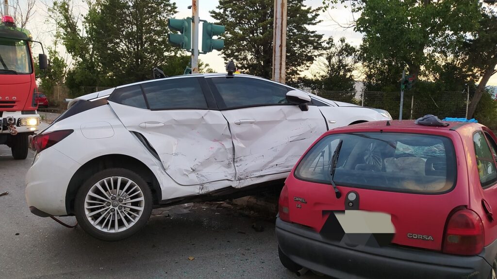 Σοβαρό τροχαίο στη Θεσσαλονίκη – Δύο τραυματίες