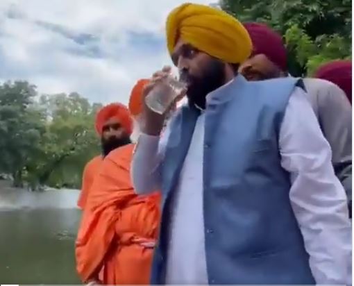 Ινδός πολιτικός ήπιε νερό από «ιερό» ποτάμι για να δείξει πως είναι καθαρό και… κατέληξε στο νοσοκομείο (Video)