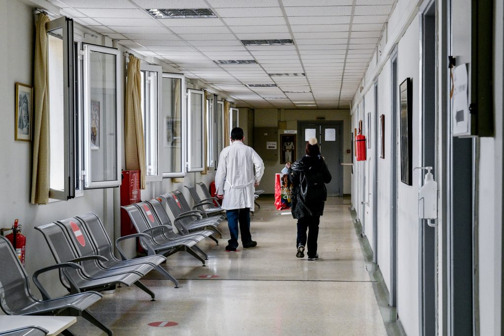 Καταγγελία νοσοκομειακών γιατρών: Συνεχίζεται η τακτική των μετακινήσεων από την κυβέρνηση Μητσοτάκη
