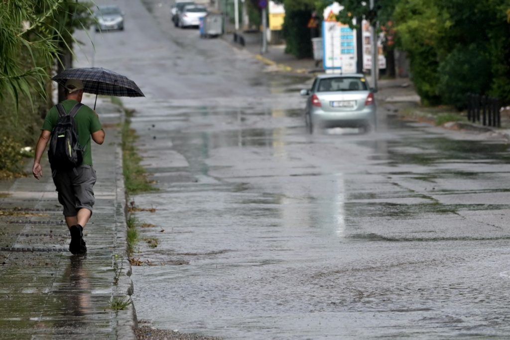 Επιδείνωση του καιρού: Βροχές, καταιγίδες και νέα πτώση της θερμοκρασίας