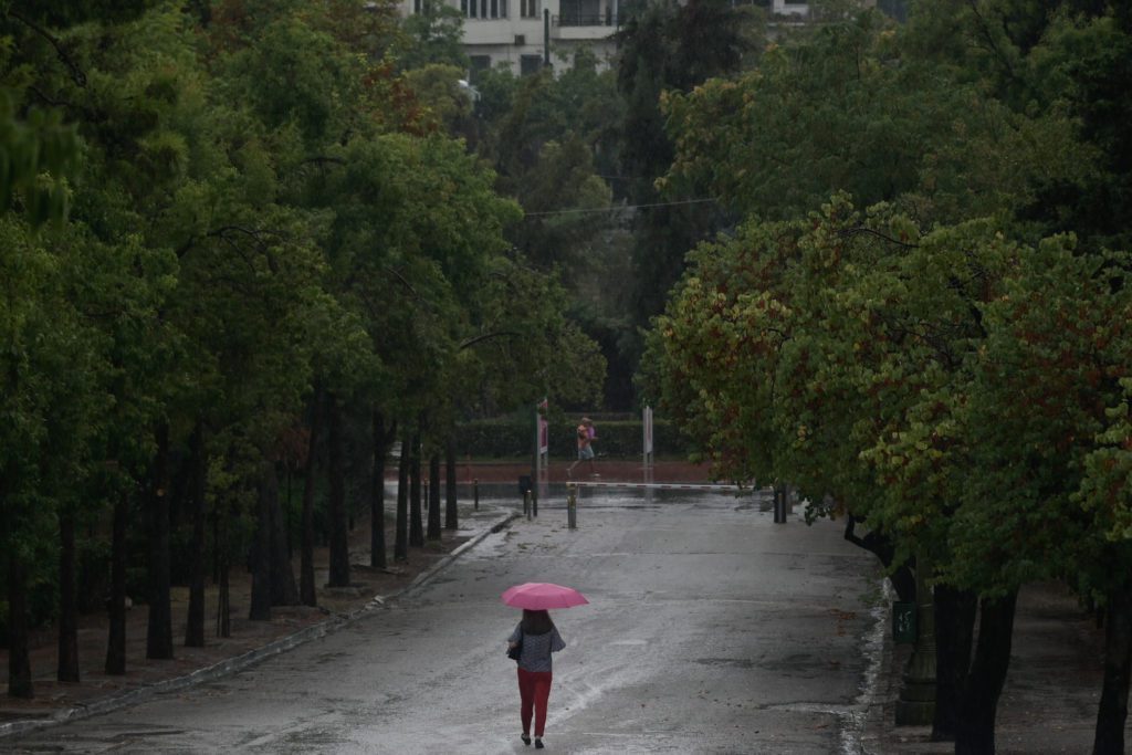 Καιρός: Βροχές, καταιγίδες και την Τετάρτη, πέφτει κι άλλο η θερμοκρασία