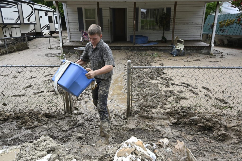 ΗΠΑ: Πόρτα-πόρτα ψάχνουν για θύματα από τις πλημμύρες στο Κεντάκι – Τουλάχιστον 28 νεκροί