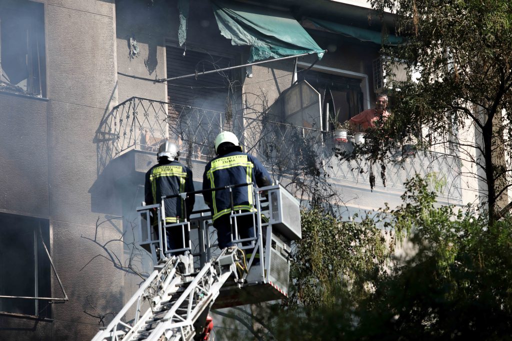 Πυρκαγιά σε κατάστημα με φιάλες υγραερίου στην Αχαρνών: Συνεχόμενες εκρήξεις – Πληροφορίες για εγκλωβισμένους (Photos-Video)