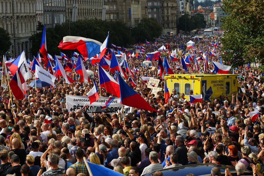 Μαζική αντικυβερνητική διαδήλωση στην Πράγα για την ακρίβεια
