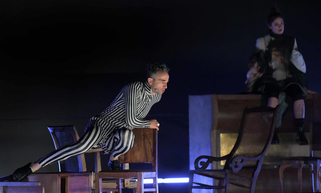 Έξτρα παράσταση για «Το όνειρο ενός γελοίου» στο Θέατρο Βράχων με τον Άρη Σερβετάλη