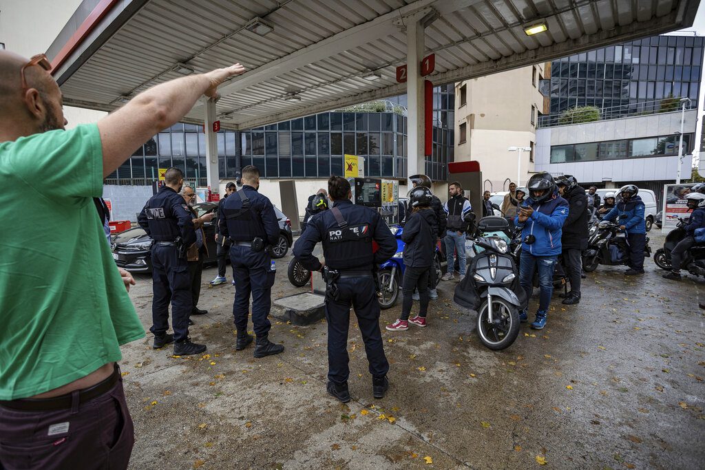 Γαλλία: Με απειλές επίταξης προσπαθεί να τιθασεύσει την κοινωνική οργή η κυβέρνηση Μακρόν