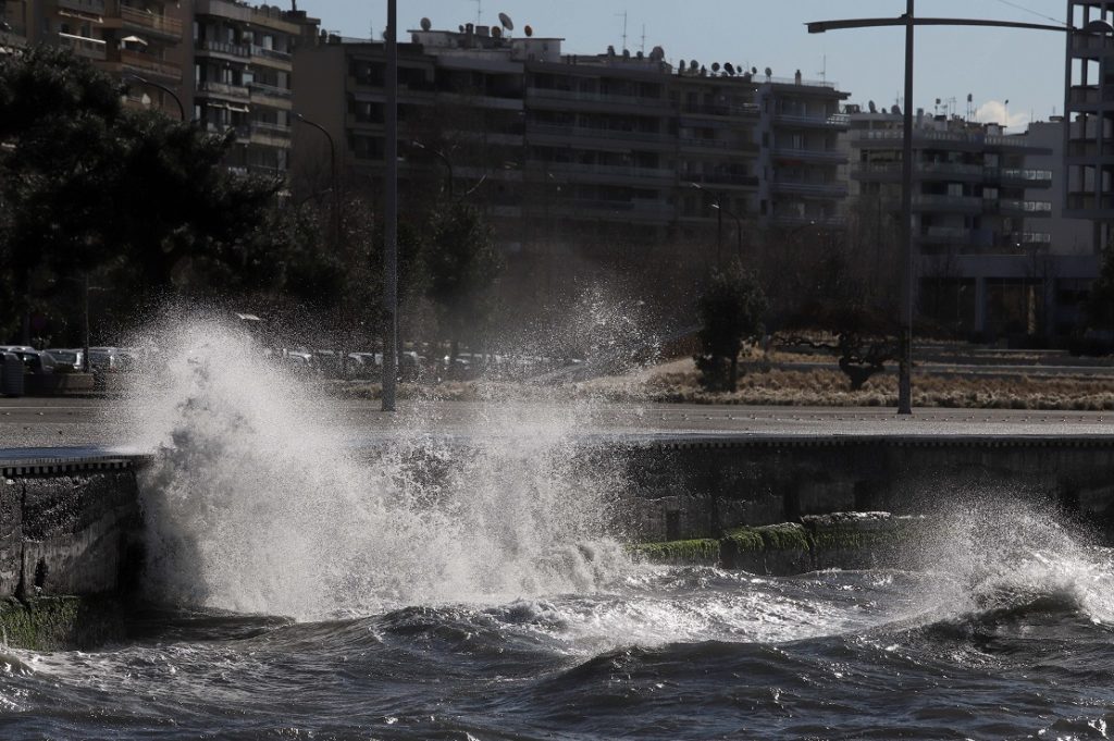 Θεσσαλονίκη: Νεκρός 34χρονος – Έπεσε με το αναπηρικό αμαξίδιό του στον Θερμαϊκό