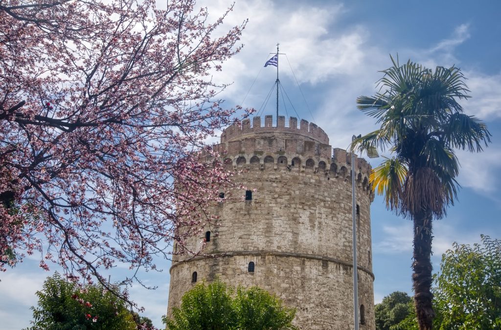 Θεσσαλονίκη: Δύο συλλήψεις για ξυλοδαρμό νεαρής γυναίκας στον Λευκό Πύργο