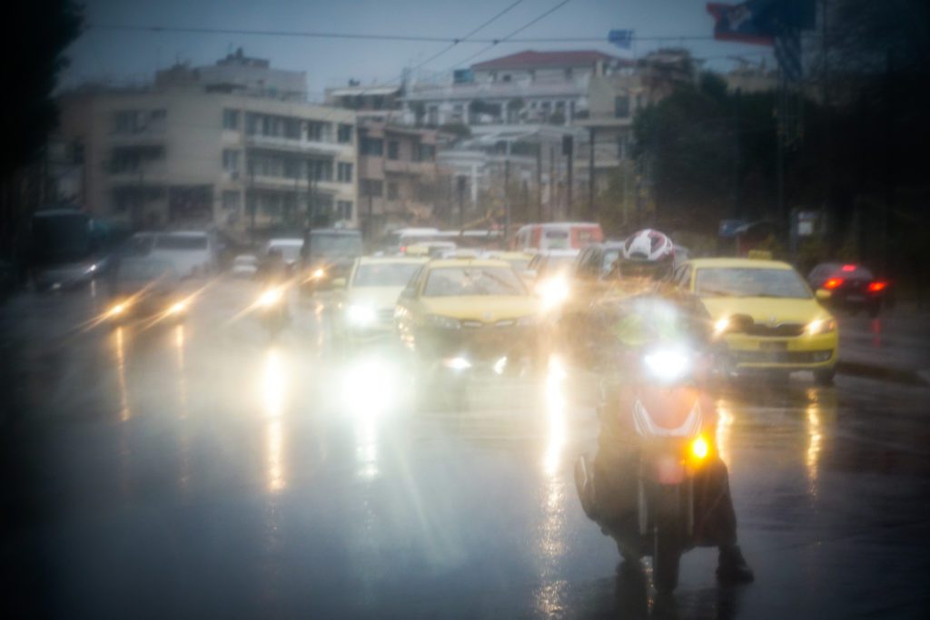 Κακοκαιρία: Καταιγίδα και μήνυμα από το 112 και στην Αθήνα – LIVE η εξέλιξη των φαινομένων