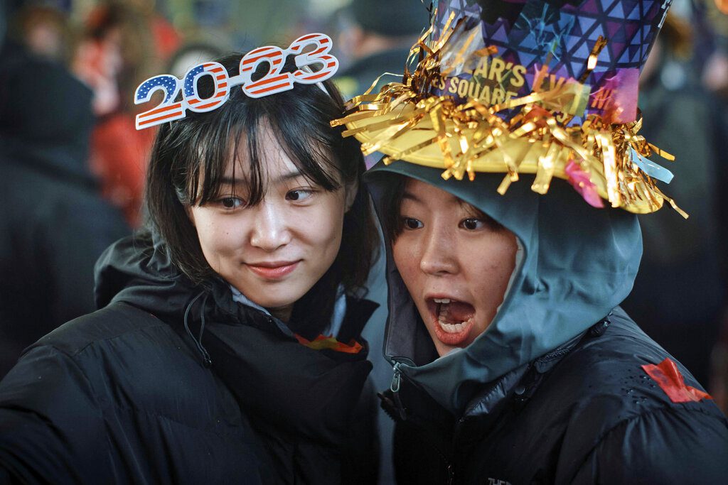 2023: Ο κόσμος υποδέχθηκε το νέο έτος, αφήνοντας πίσω μια δραματική χρονιά (Videos)