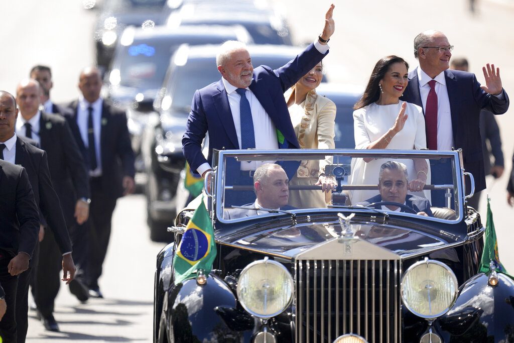 Βραζιλία: Ο Λουίς Ινάσιου Λούλα ντα Σίλβα ορκίστηκε πρόεδρος της χώρας – Δεκάδες χιλιάδες Βραζιλιάνοι γιορτάζουν στους δρόμους