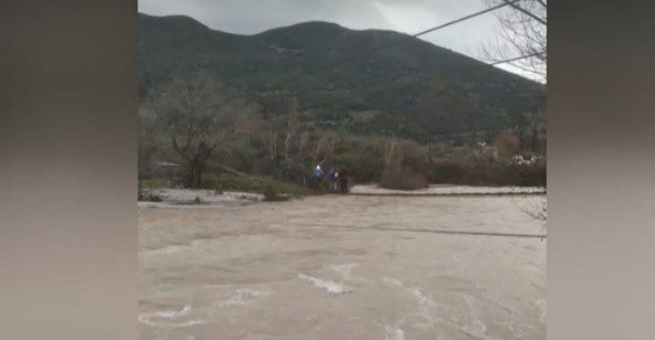 Εύηνος: Παρέμβαση εισαγγελέα για τη διέλευση μαθητών από αιωρούμενη γέφυρα (Video)