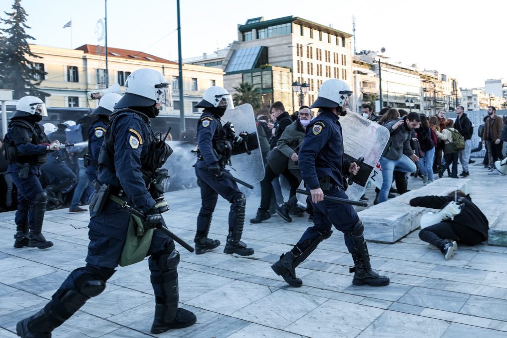 ΣΥΡΙΖΑ για αναίτια επίθεση των ΜΑΤ σε εκπαιδευτικούς: «Αυτά είναι τα “κατορθώματα” Μητσοτάκη – Κεραμέως»