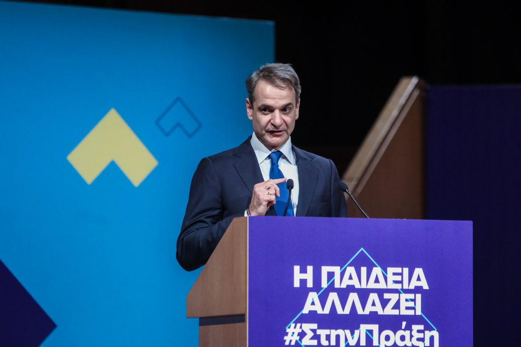 Μέγαρο Μουσικής: Έξω επίθεση των ΜΑΤ στους εκπαιδευτικούς μέσα γέλια για τον Μητσοτάκη (Video)