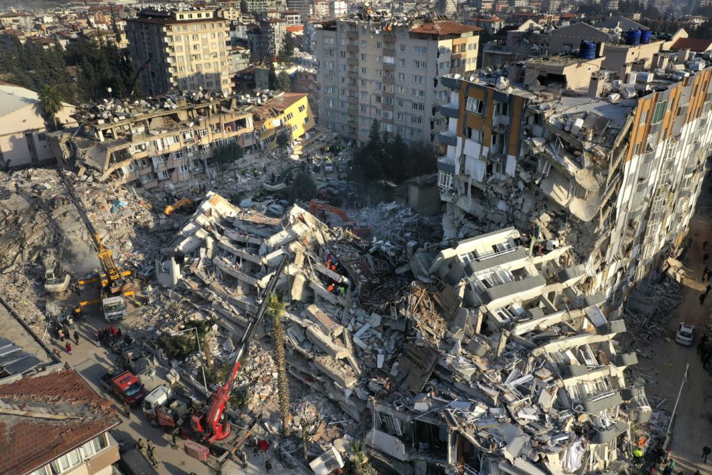 Σεισμοί Τουρκία – Συρία: Άνδρας ανασύρθηκε ζωντανός από τα συντρίμμια έξι ημέρες μετά τον σεισμό