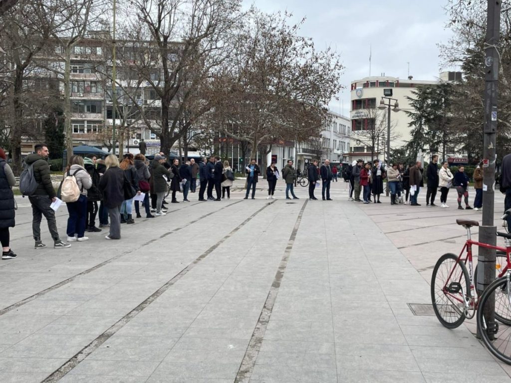 Τραγωδία Τέμπη: Ουρές στη Λάρισα για να δώσουν αίμα για τους τραυματίες (Video)