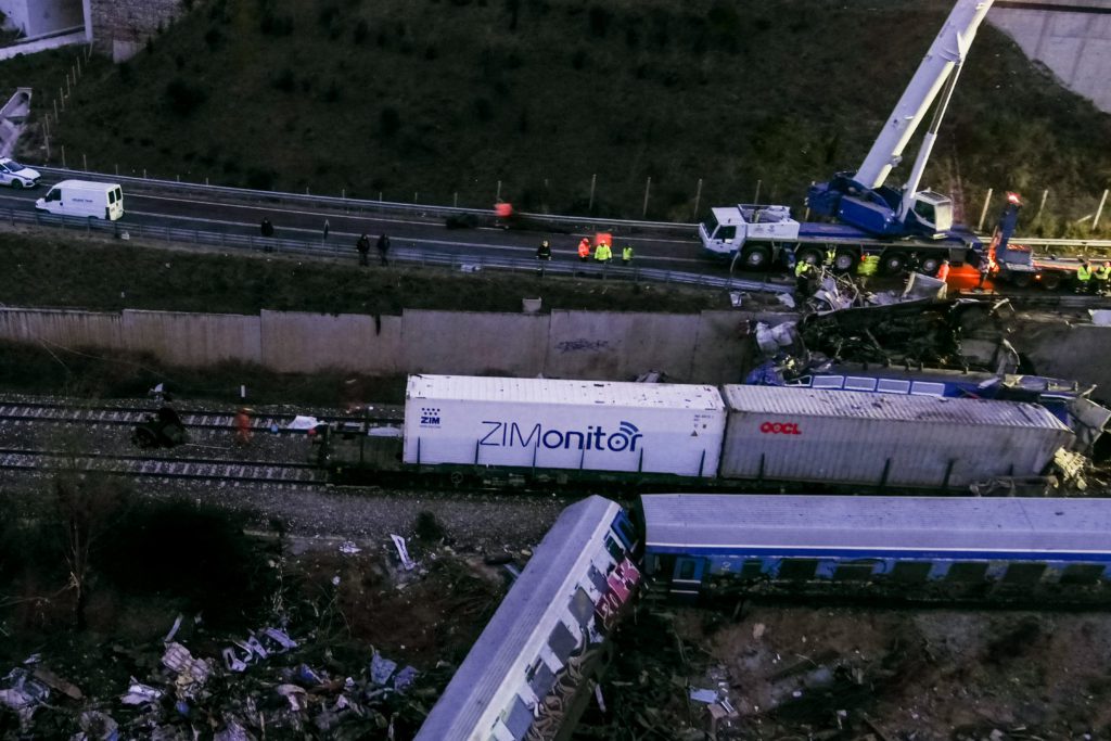 Τραγωδία στα Τέμπη: 20χρονος έσπασε το τζάμι και έσωσε κόσμο μέσα από το τρένο