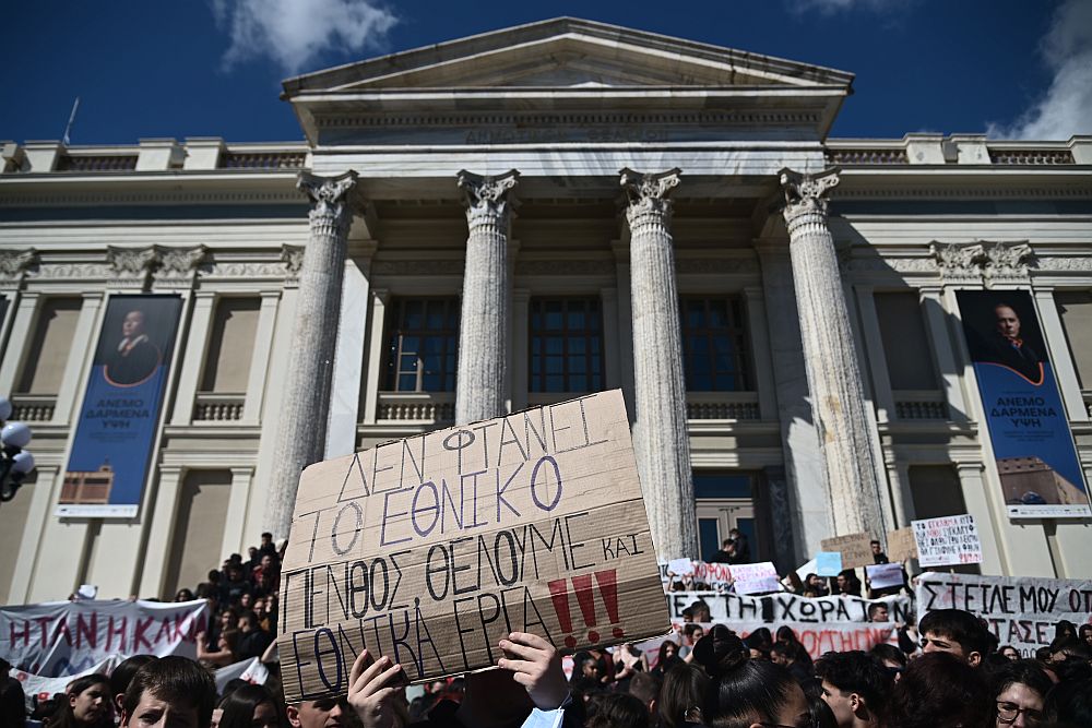 Μεγαλειώδης μαθητική πορεία στον Πειραιά για την τραγωδία στα Τέμπη (Photos – Video)