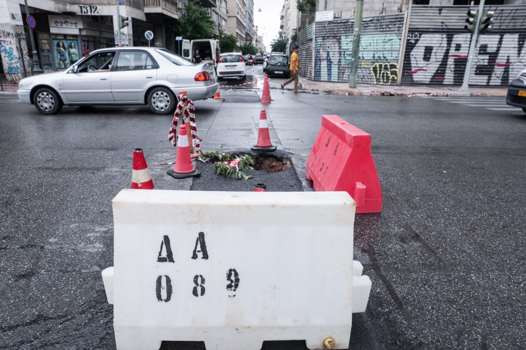 Λεωφόρος Πειραιώς: Σοβαρά προβλήματα στην κυκλοφορία των οχημάτων λόγω καθίζησης του δρόμου