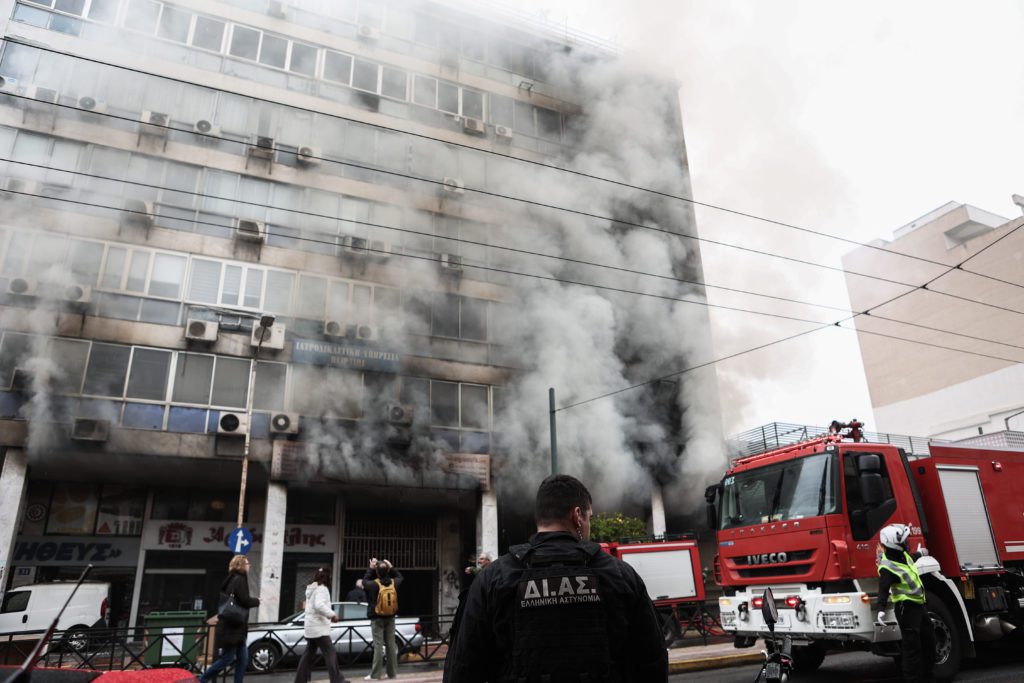 Υπο έλεγχο η φωτιά στο ισόγειο κατάστημα κτιρίου στον Πειραιά