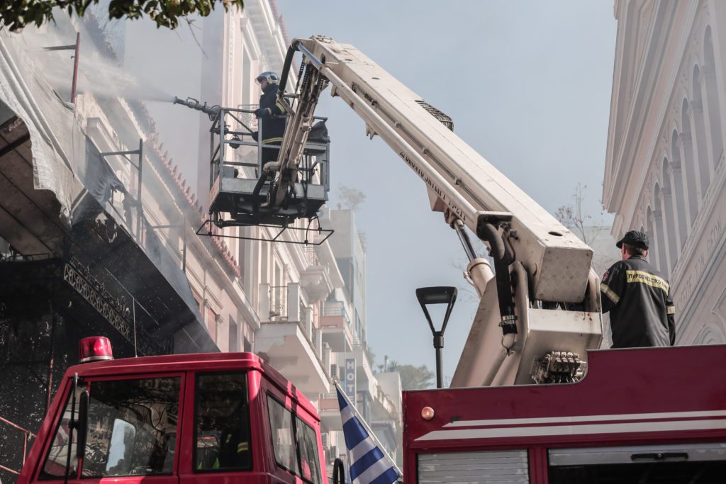 Υπό μερικό έλεγχο η πυρκαγιά σε εγκαταλελειμμένο κτίριο στο κέντρο της Αθήνας