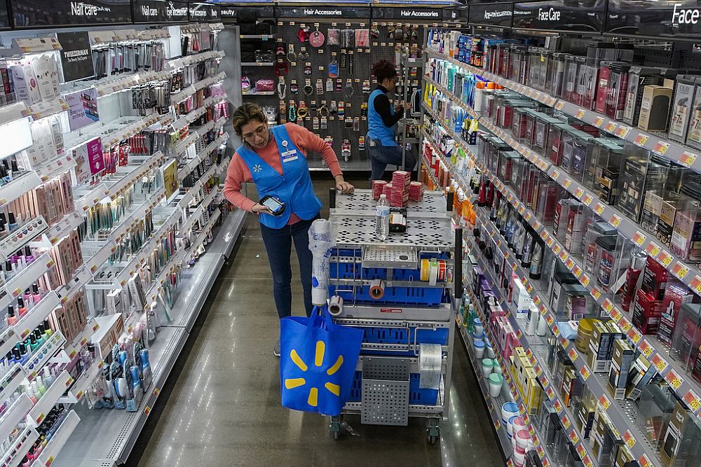 Bloomberg: Η Walmart καταργεί 2.000 θέσεις εργασίας