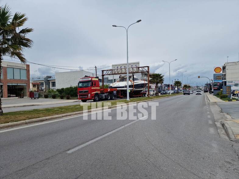 Μποτιλιάρισμα στην Πατρών – Κορίνθου προκάλεσε ένα… σκάφος (Photos)