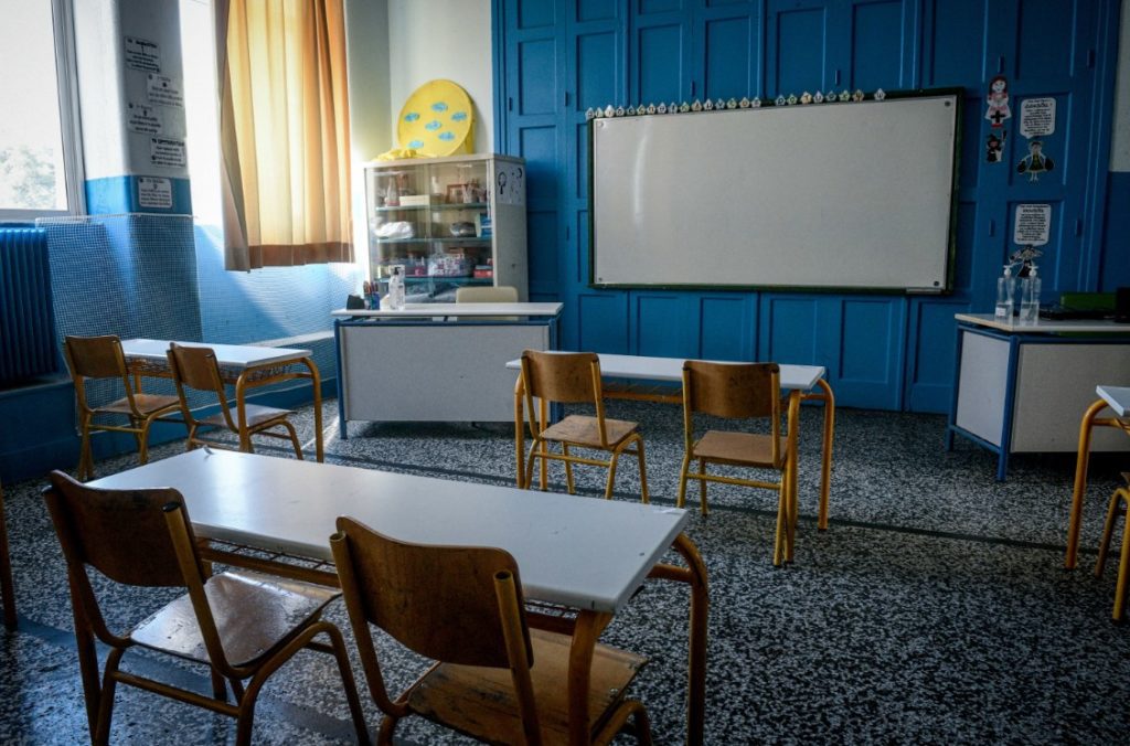 Έπεσαν σοβάδες και σε σχολείο του Βόλου – Έκλεισε πτέρυγα του κτιρίου
