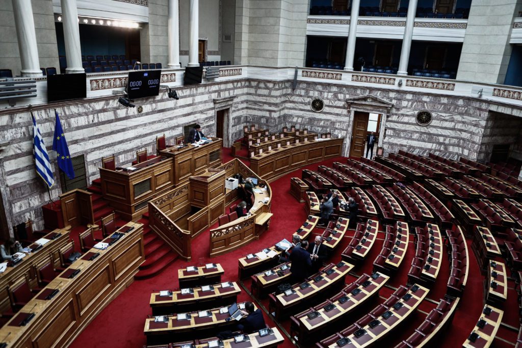 Βουλή: Οι πρώτες αντιδράσεις των κομμάτων για την πτώση του καναντέρ