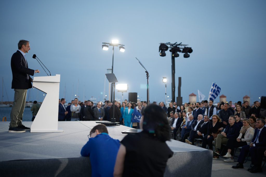 Στον εθνικισμό και την κινδυνολογία το ρίχνει ο Μητσοτάκης για να διασωθεί